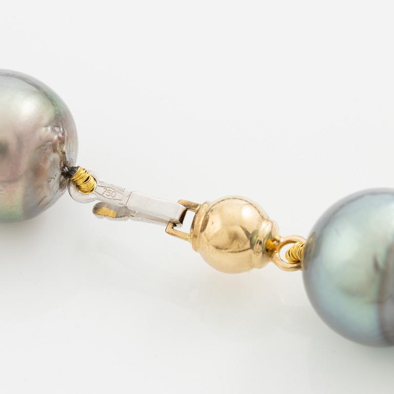 Collier med doserade odlade barocka Tahitipärlor, lås 18K guld.