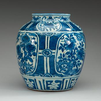 A blue and white jar, Ming dynasty Wanli (1572-1620).