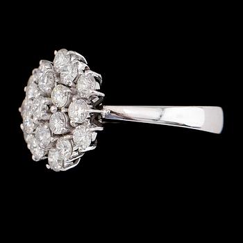 RING, 18K vitguld, briljantslipade diamanter tot ca 1.93 ct. Vikt ca 7 g.