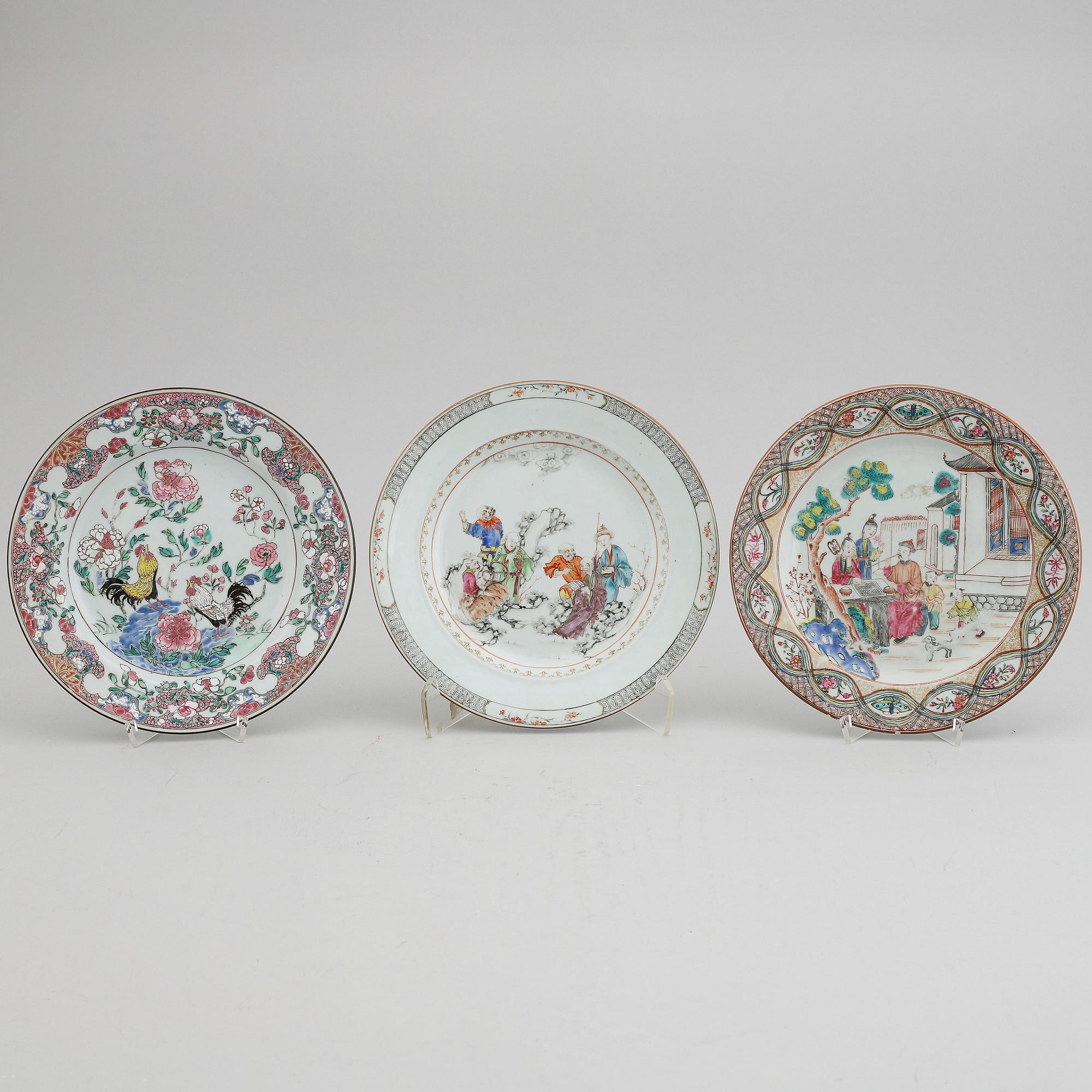 TALLRIKAR, tre stycken, kompaniporslin. Qingdynastin, Qianlong (1736-95).