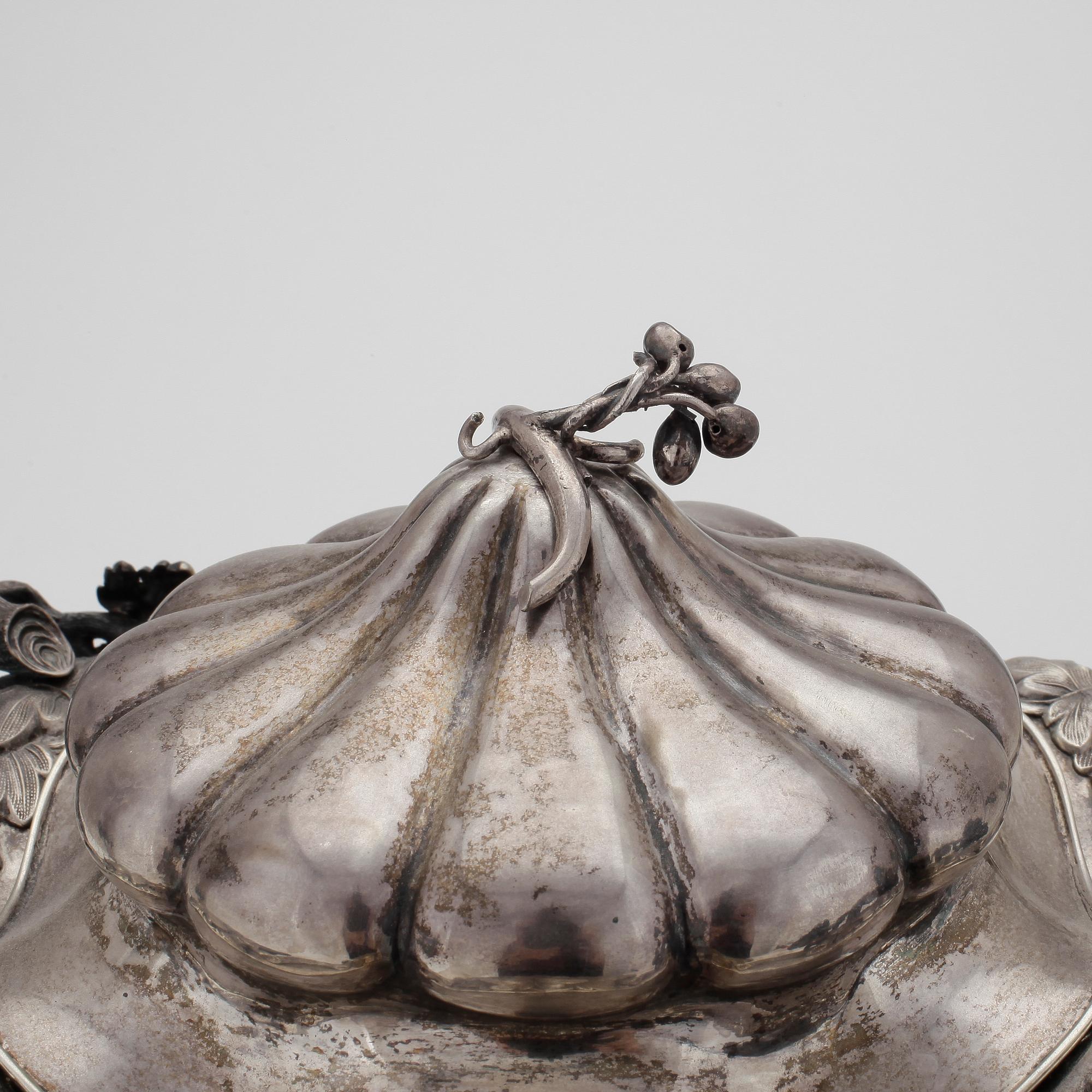 SOCKERSKÅL PÅ FOT, silver, Gustaf Möllenborg Feron, Stockholm, omkring 1800-talets mitt, otydliga stämplar. Vikt ca 1056.