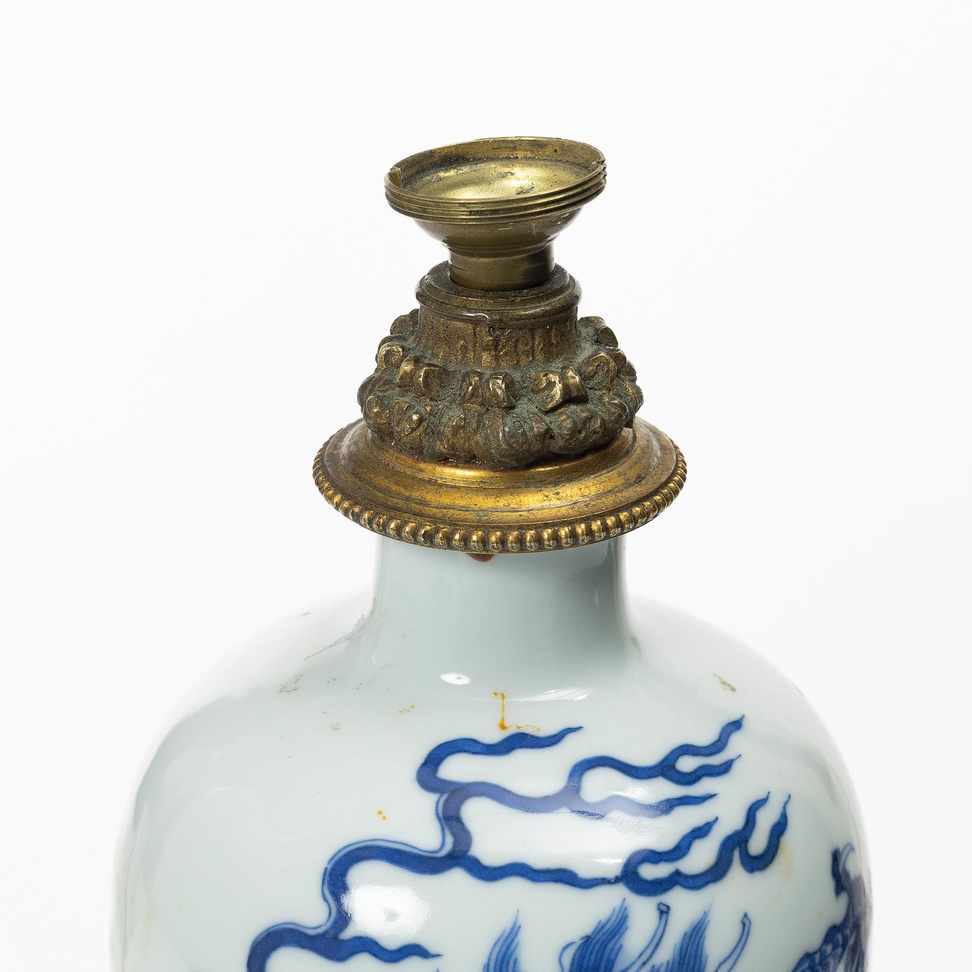 A Chinese blue and white porcelain 'dragon' vase, Qing dynasty.
