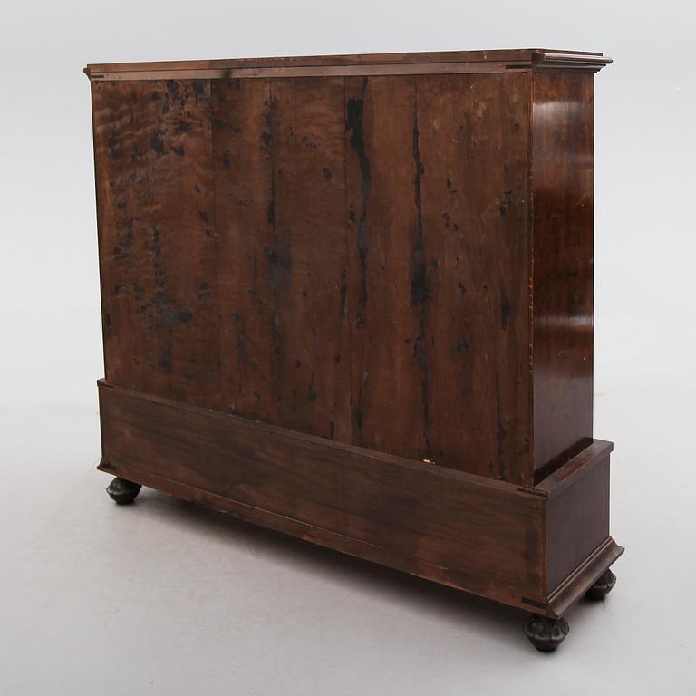 BOKSKÅP, 1900-talets första hälft.