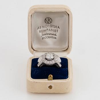 An 18K white gold ring set with round brillliant-cut diamonds with a total weight of ca 1.50 cts.