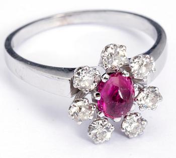 RING, 18 k vitguld, W.A Bolin, Stockholm, 1965, cabochonslipad rubin samt diamanter ca 0.70 ct. Vikt ca 6 g.