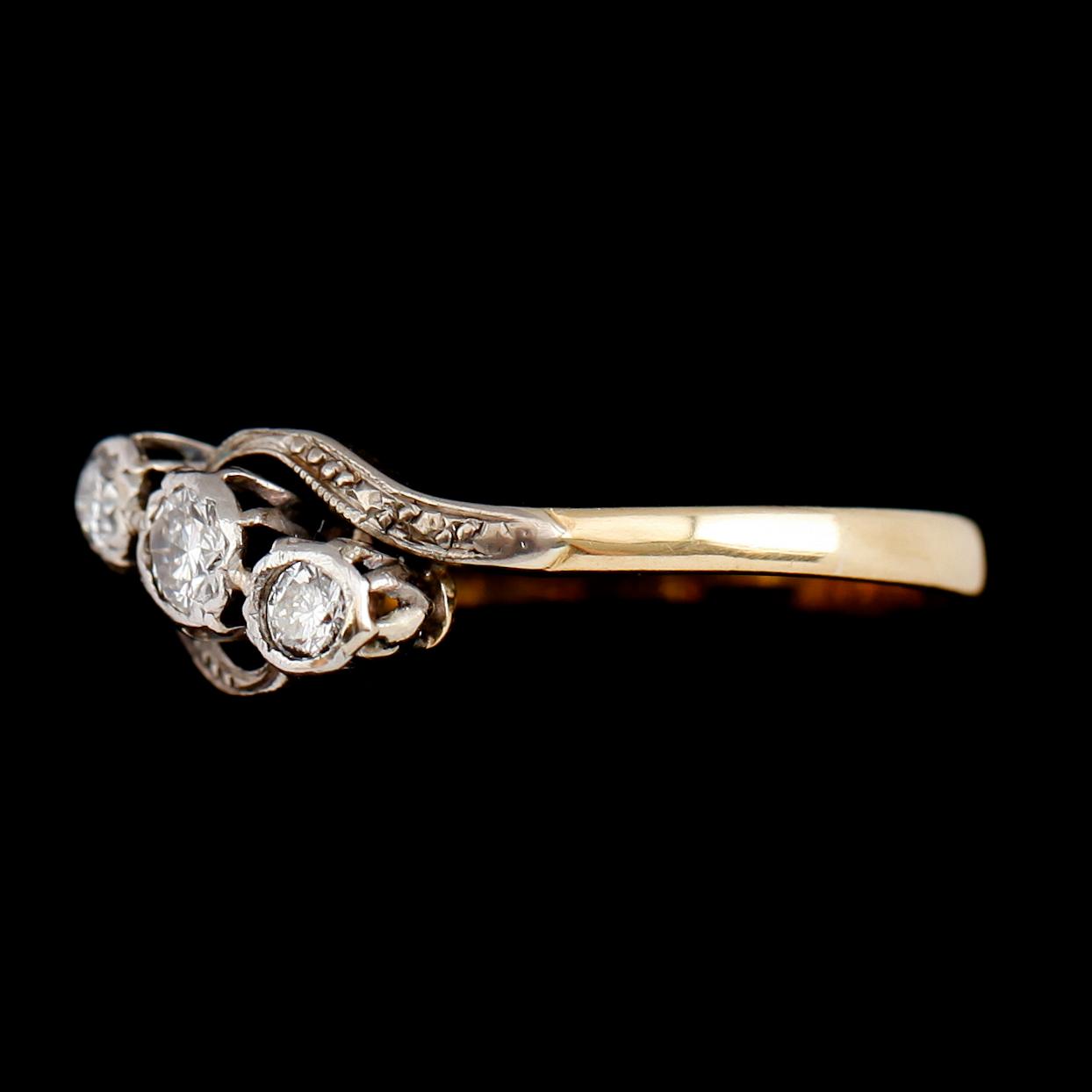 RING, 18 k guld med 3 briljantslipade diamanter, England, 1900-talets första hälft. Vikt ca 3 gram.