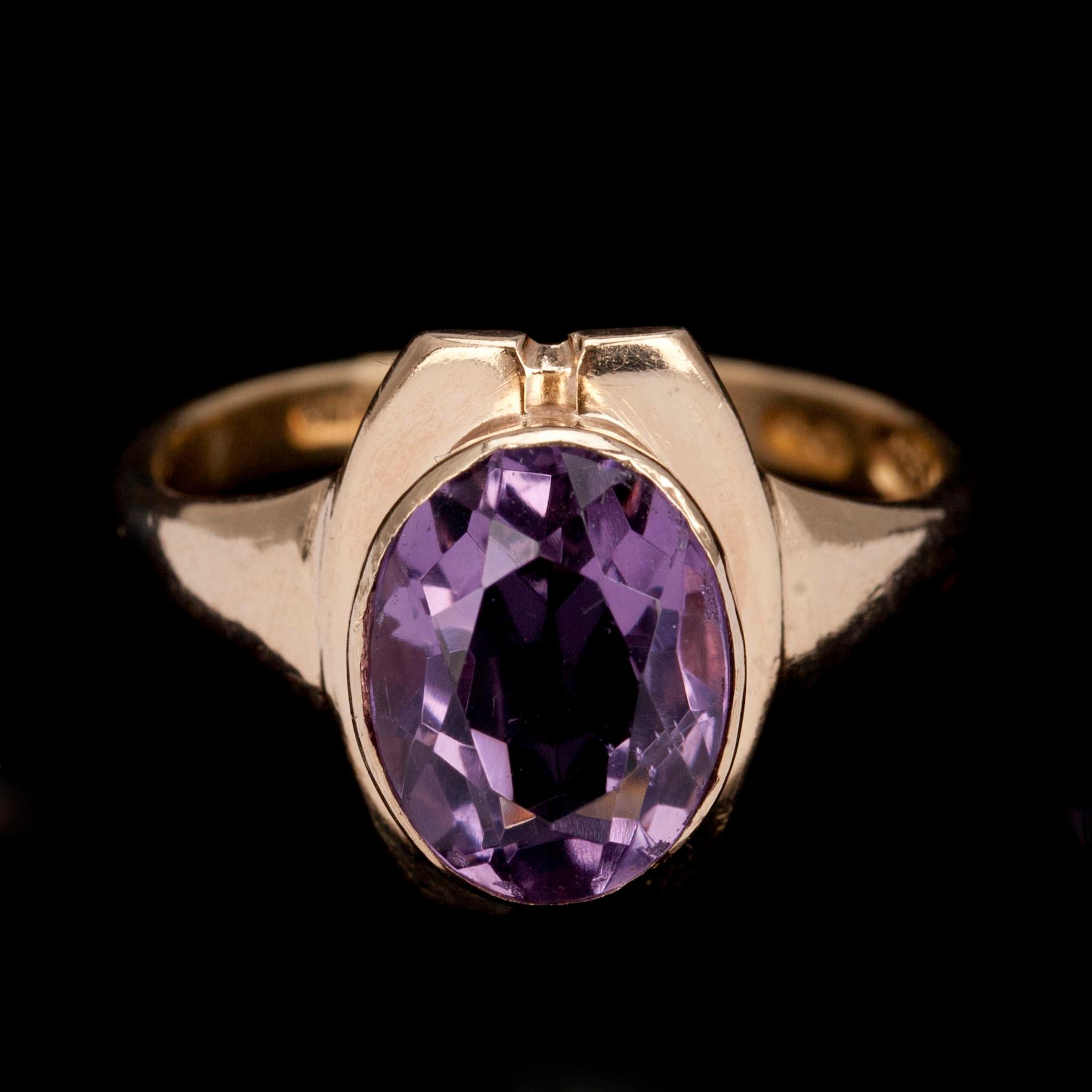 RING, guld 18K, fasettslipad lila sten. V.F.Tiihonen Villmanstrand 1952. Vikt 4,5 g.