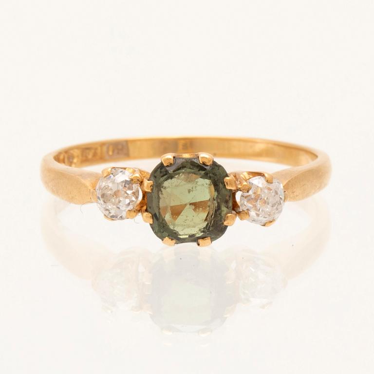 Ring 18K guld med grön fasetterad krysoberyll och gammalslipade diamanter, Stockholm 1964.