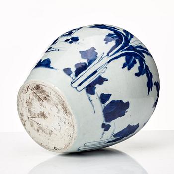 A blue and white Transitional jar, Qing dyansty, 17th Century.