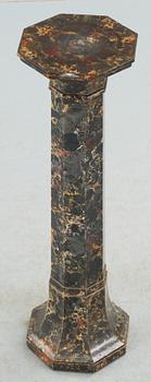 PIEDESTAL, sten, trol Italien. 1900-talets första hälft.
