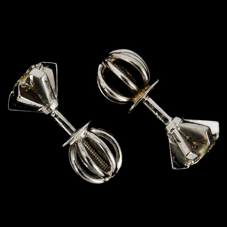 ÖRHÄNGEN, ett par, 18k vitguld med briljantslipade diamanter, ca 0.25 ct vardera. Vikt 2 g.