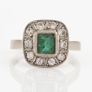 Ring, 18K vitguld med smaragd och briljantslipade diamanter.