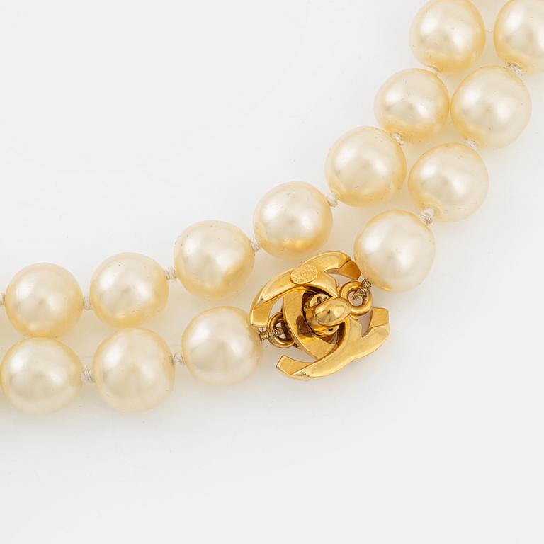 Chanel, a imitation pearl necklace with gold plated CC-turnlock, 1996.