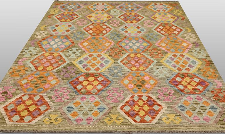 A Kilim rug, approx. 258 x 190 cm.