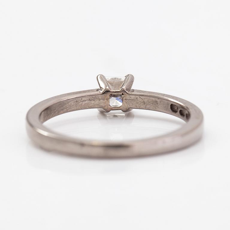 An 18K white gold ring with a princess-cut diamond ca. 0.39 ct. Finland 2009.