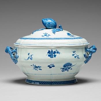 928. A blue and white tureen with cover, Qing dynasty, Qianlong (1736-95).