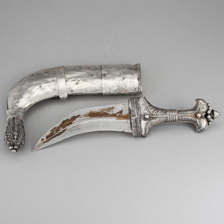 KNIV, silver, orientalisk, 1900-tal. Vikt ca 895 gram.