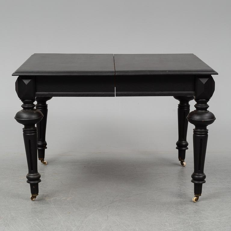 A dining table with an additional leave from around year 1900.