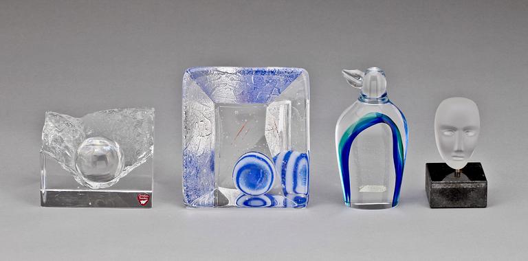 PARTI KONSTGLAS, 4 delar, bla Bertil Vallien Kosta Boda, 1900-talets fjärde kvartal.