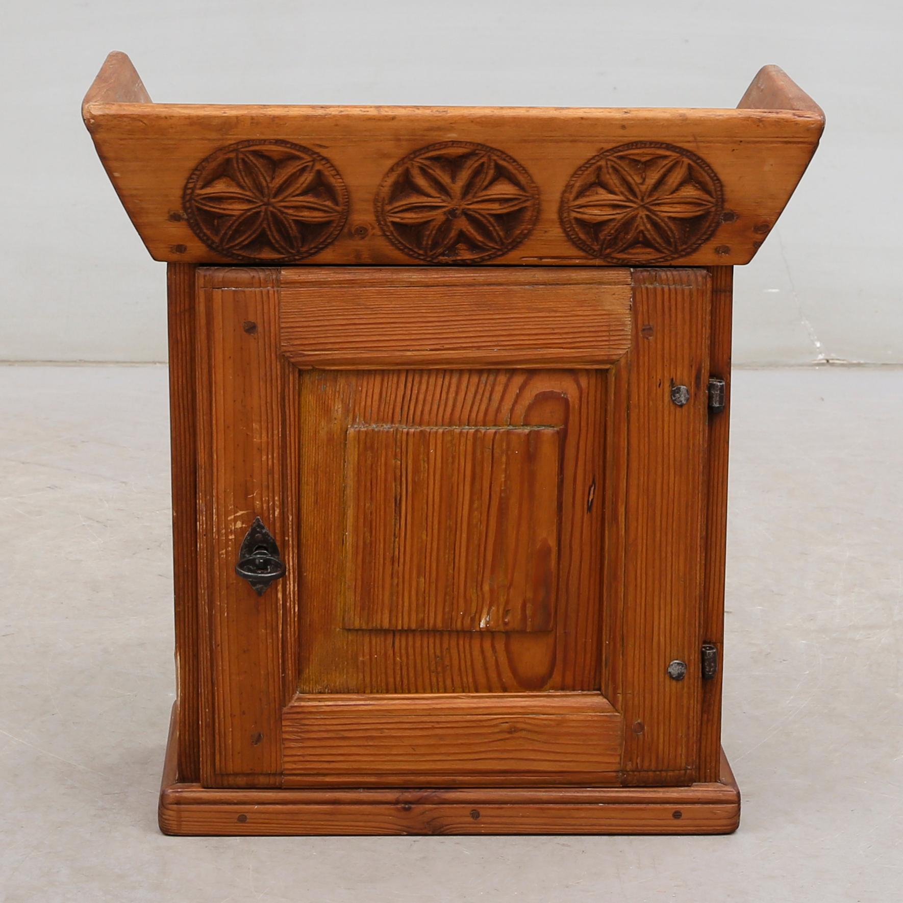 HÄNGSKÅP, allmoge, 1700-/1800-tal.