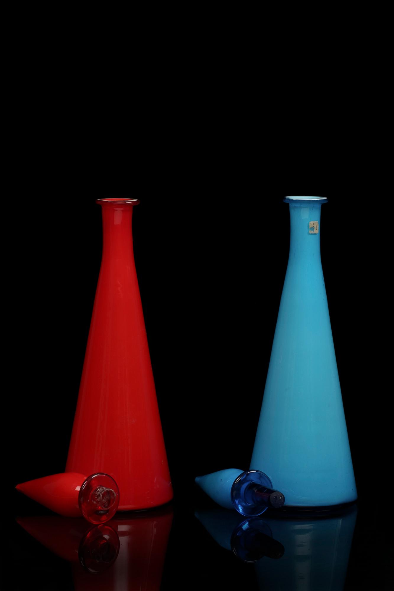KARAFFER, 2 st, Venini, Murano, 1900-talets andra hälft.