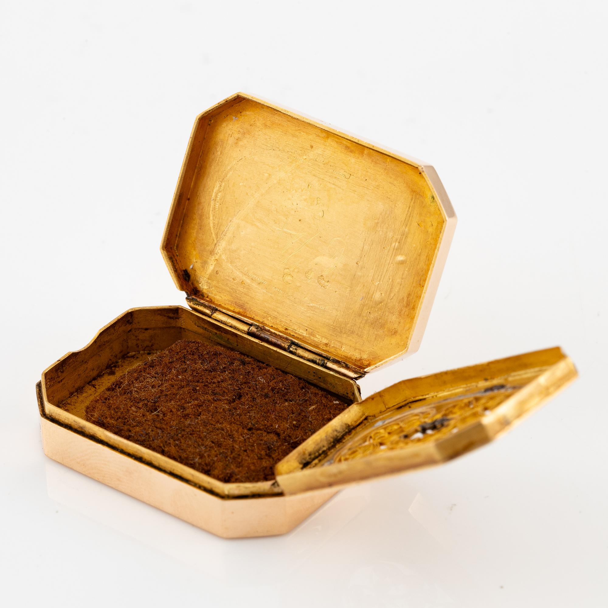 A Swedish 18K gold vinaigrette/scent box, mark of Johan Daniel Blomsterwall, (active 1810-1841 (1843)) Gothenburg.