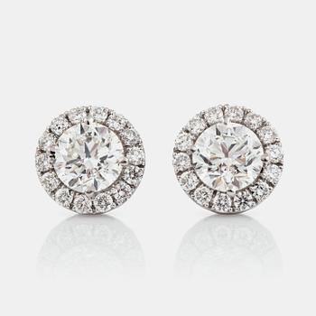 1174. A pair of brilliant-cut earrings. 1.00 ct and 1.00 ct, both with quality G/VS2 according to certificate from GIA.