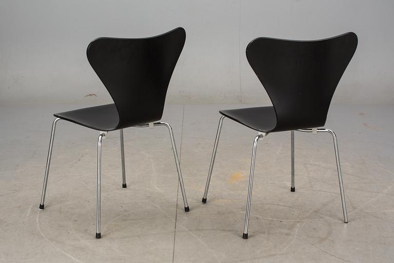 STOLAR, ett par, "Sjuan", Arne Jacobsen, Fritz Hansen, etikettmärkta 1995.