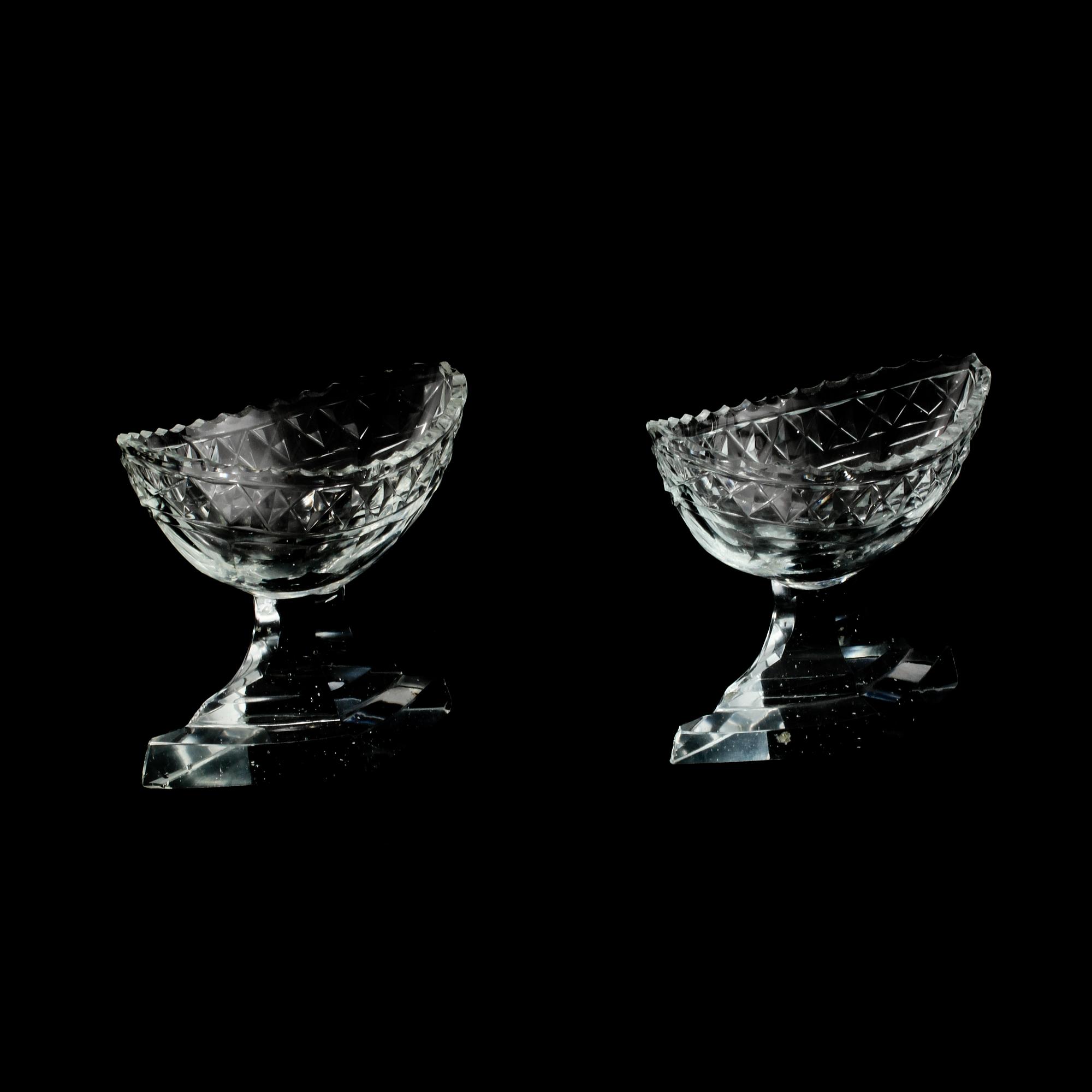 SALTKAR, ett par, glas, empire, 1800-talets första hälft.