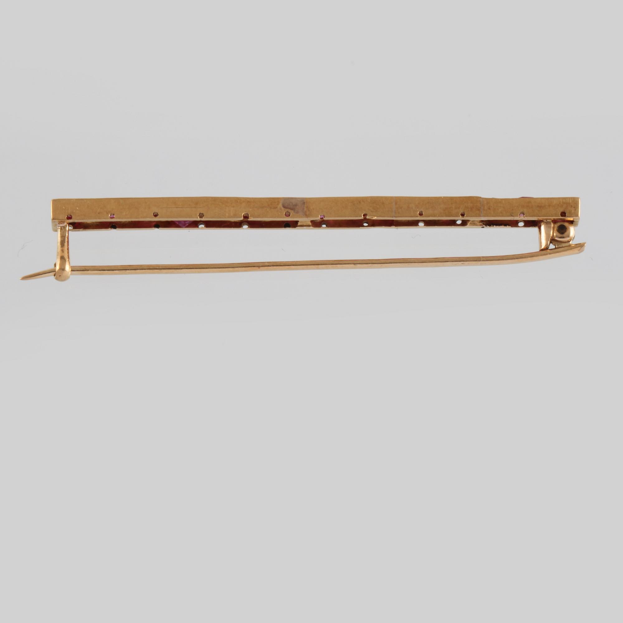 BROSCH, 18K guld med 15 fasettslipade rubiner. Vikt 4,8 gram.