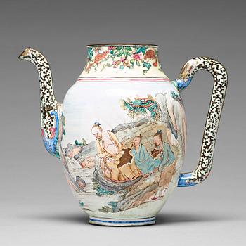 723. An enamelled tea pot, Qing dynasty, 18th Century.