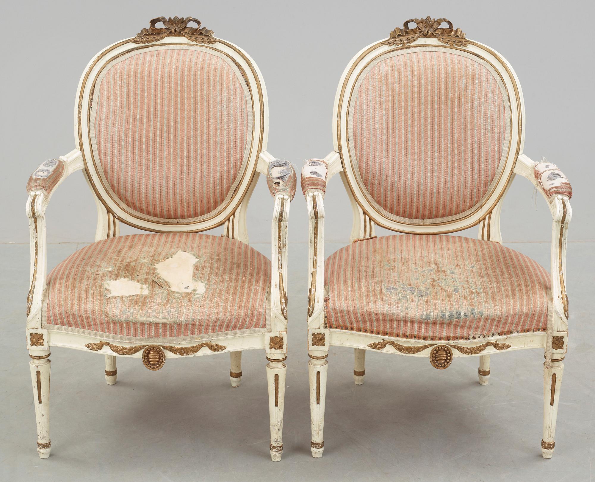 KARMSTOLAR, ett par, gustaviansk stil, 1900-talets första hälft.