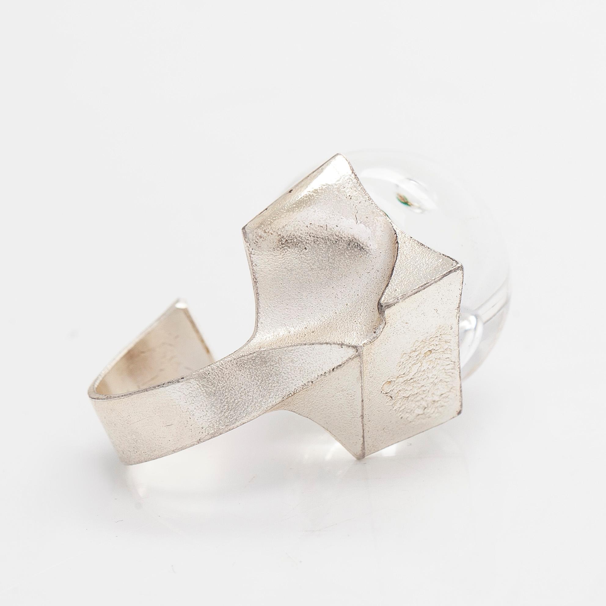 Björn Weckström, Ring, "Förstelnad sjö", akryl, silver, Lapponia 1974.