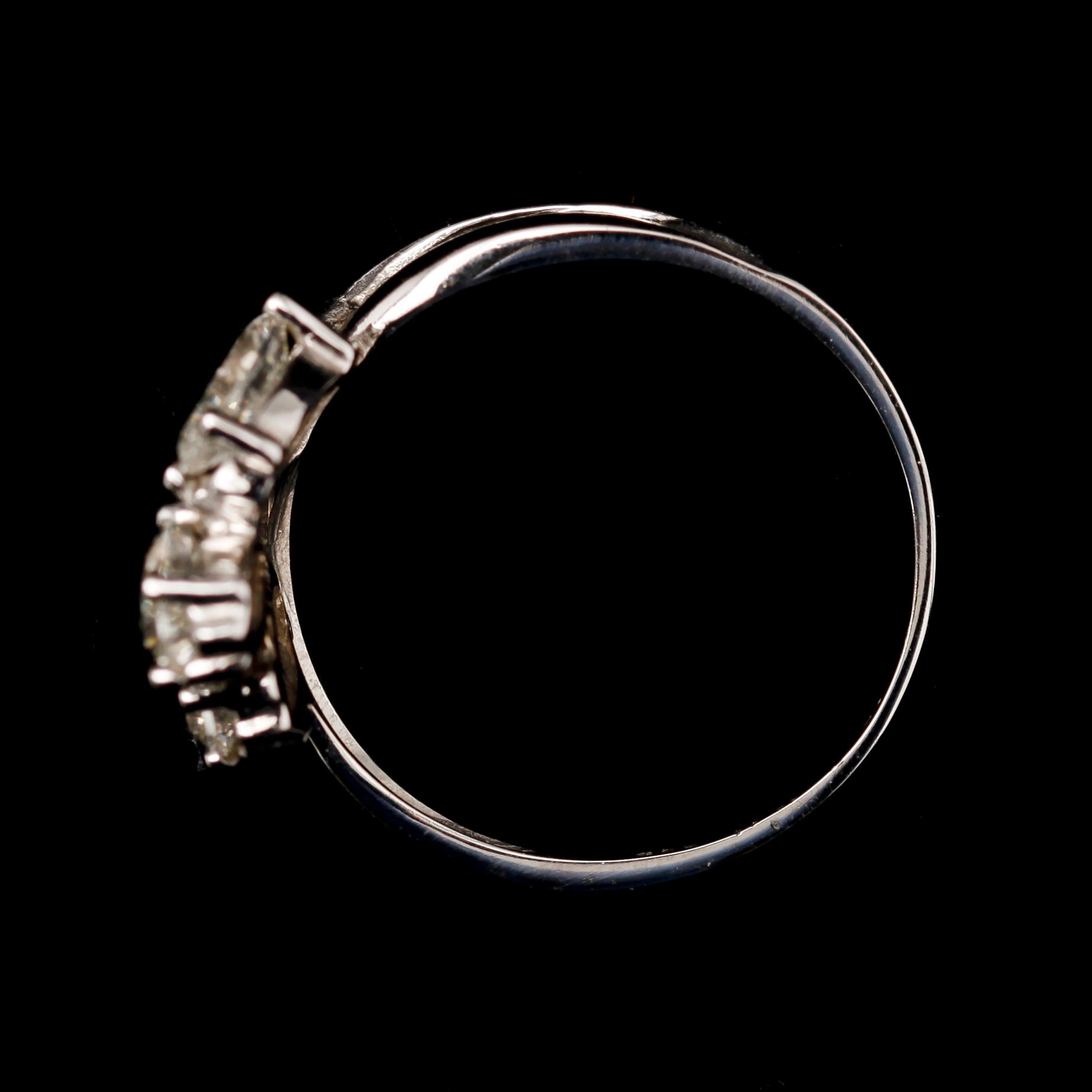 RING, 14 k vitguld, med 3 markisslipade briljanter tot ca 1.50 ct.
