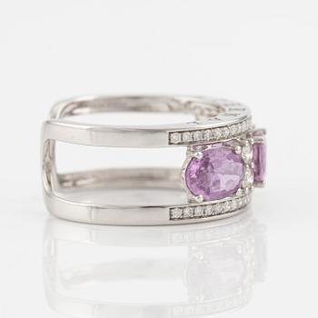 Ring with three pink sapphires and brilliant-cut diamonds.