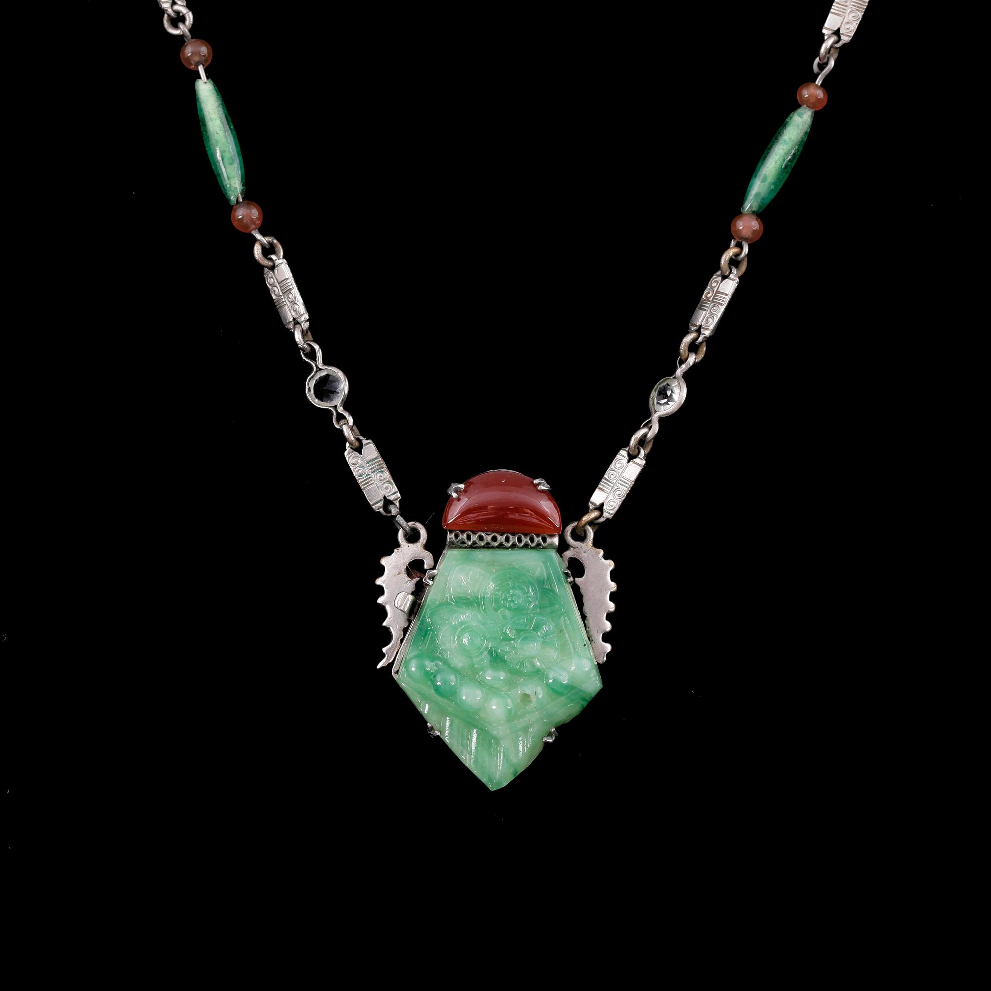 COLLIER, vitmetall med trol jadesten, sydostasien, 1900-tal.