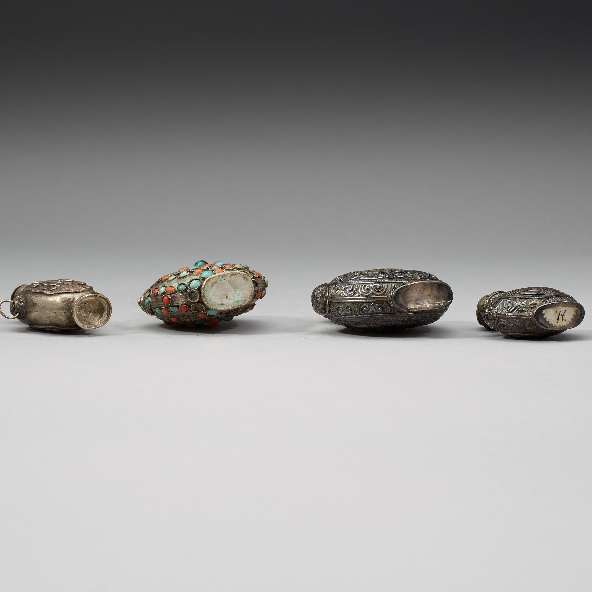SNUSFLASKOR, fyra stycken, vitmetall samt låghaltigt silver. Tibet, 1800-tal.