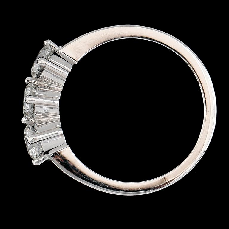 RING, 18K vitguld, briljantslipade diamanter tot ca 1.22 ct. Vikt ca 5 g.