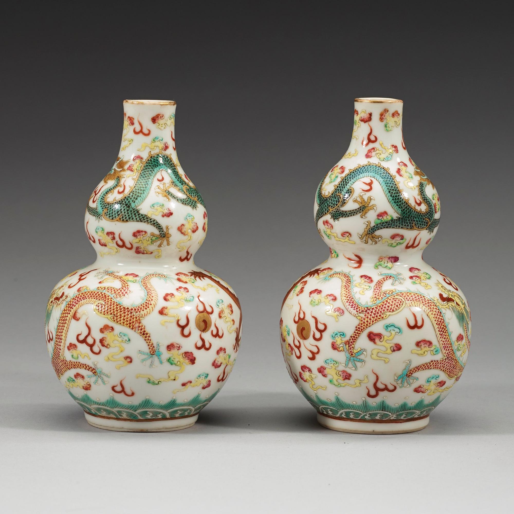 VASER, ett par, porslin. Republik (1912-49) med Guangxu respektive Qianlong sex karaktärers märke.