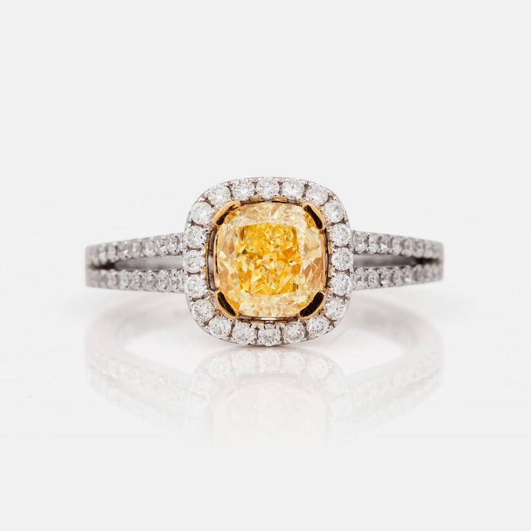RING med 1.22ct kuddslipad diamant fancy intence yellow/VVS1. GIA certifikat.