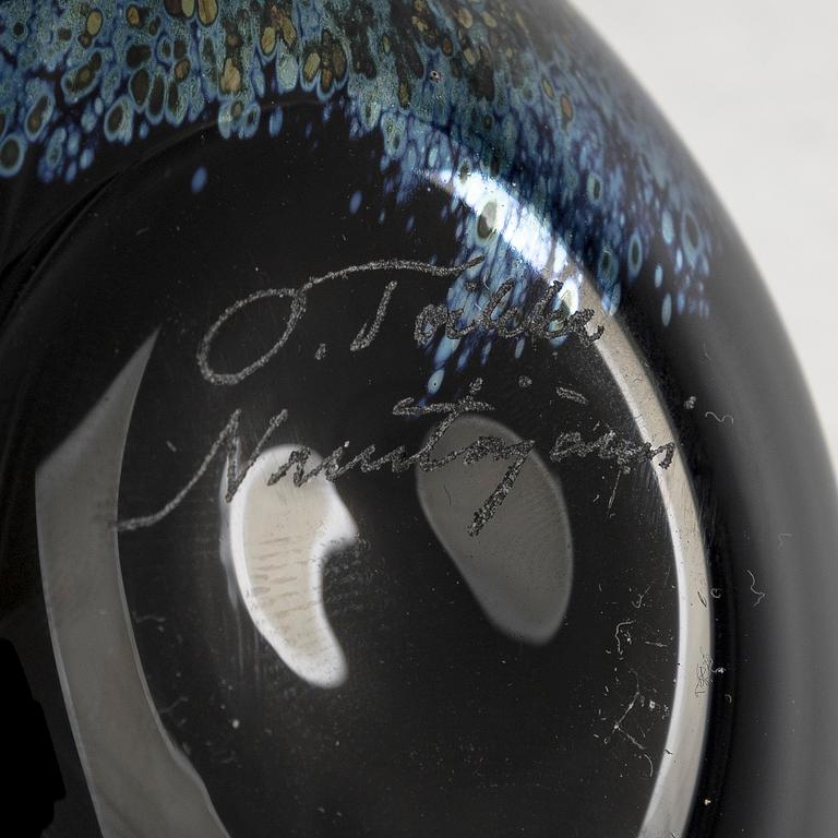 Oiva Toikka, glasfåglar, 2 st, "Crow" och "Babycrow", signerade O. Toikka Nuutajärvi.