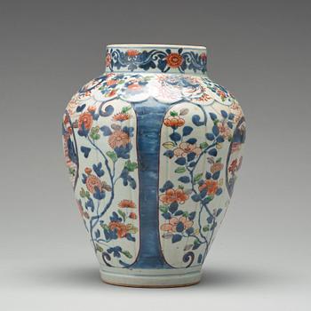 A blue and white Japanese jar, Edo period, 17th Century.
