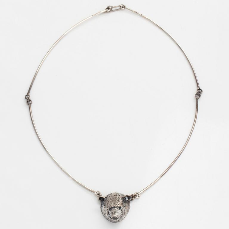 Eila Minkkinen, kaulakoru, karhu, sterlinghopea, 2017.