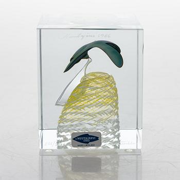 OIVA TOIKKA, An annual glass cube. Signed Oiva Toikka Nuutajärvi 1986, 866/2000.