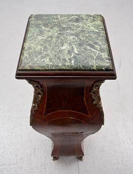 PIEDESTAL, rokokostil, 1900-alets andra hälft.