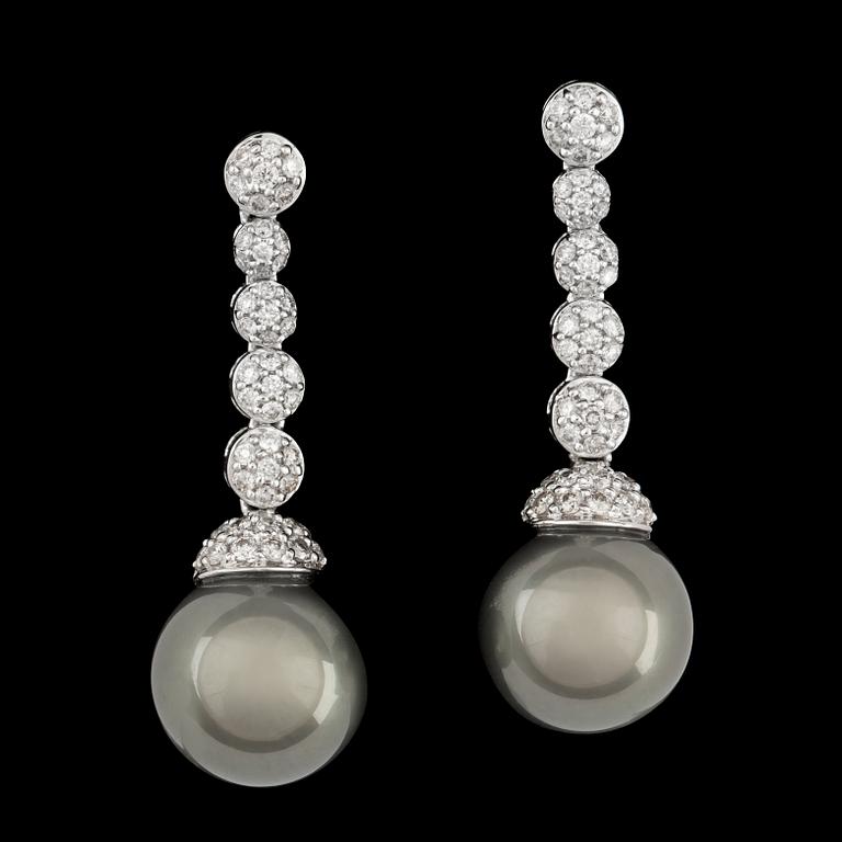 A pair of cultured Tahitit pearl, 11 mm, and brilliant cut diamonds, tot. 0.72 cts.