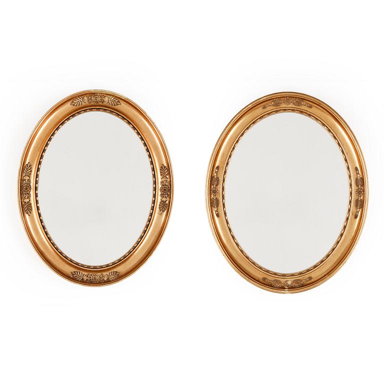 SPEGLAR, ett par snarlika, gustaviansk stil, 1900-talets första hälft.