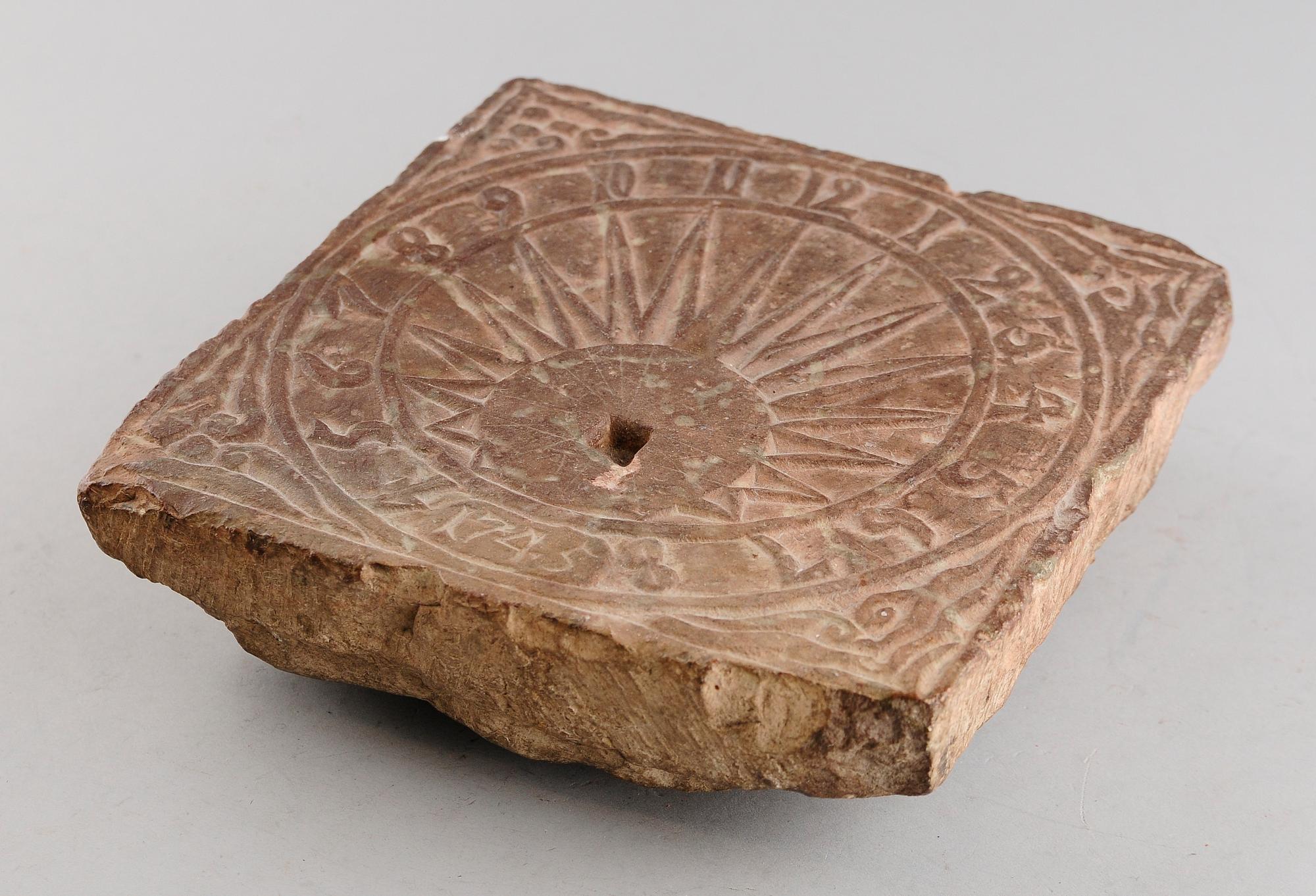 SOLUR, sten, datering 1745.