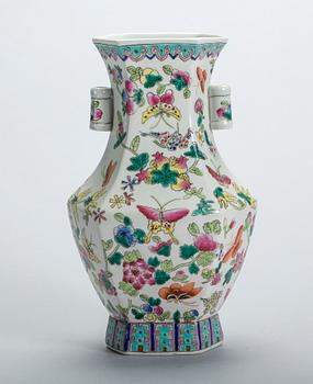 VAS, porslin, Kina 1900-tal.