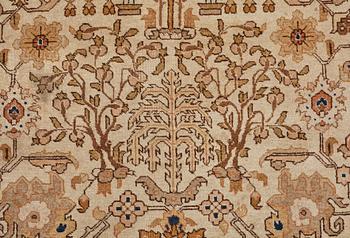 MATTO, a semi-antique Tabriz, ca 593,5 x 398,5 cm.